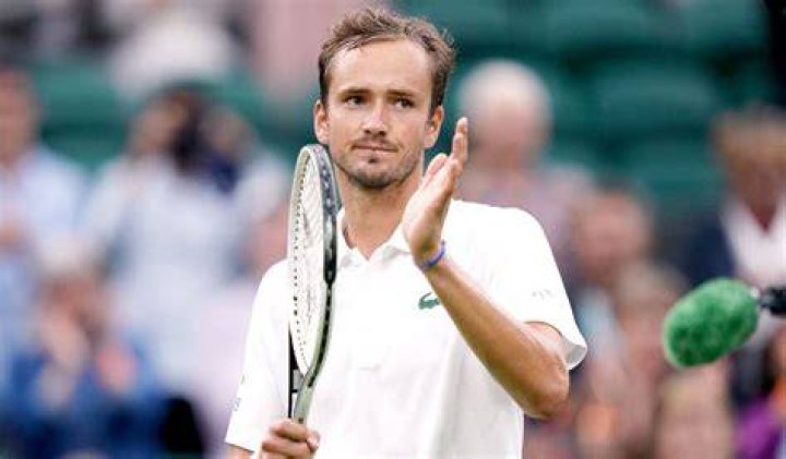 Daniil Medvedev applauding