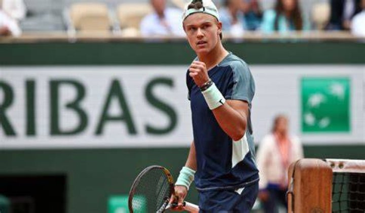 Holger Rune sticks to his gameplan to down Stefanos Tsitsipas