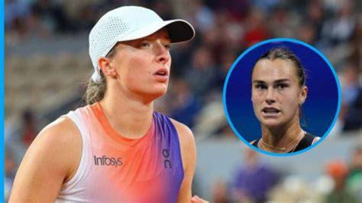Iga Swiatek and Aryna Sabalenka pose