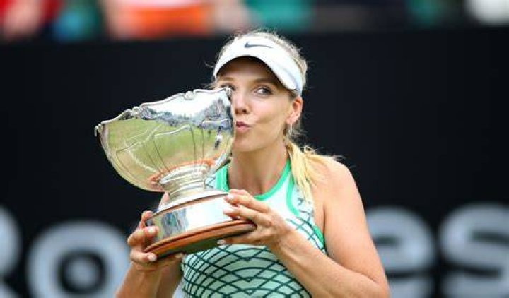 Katie Boulter hold trophy