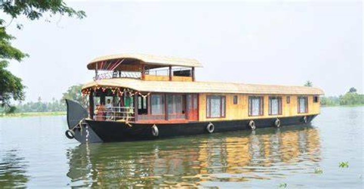 One dead after houseboat sinks in Alappuzha