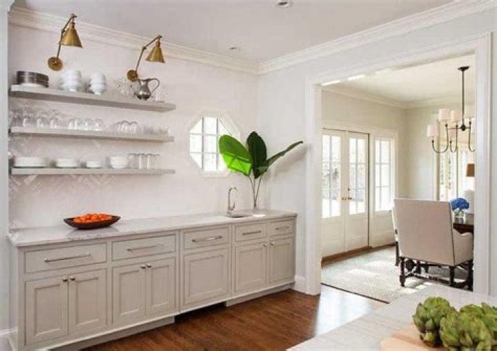 Open and closed cabinets combo design Open and closed cabinets combo design