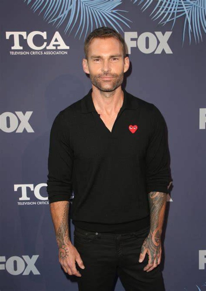 Seann William Scott of "Lethal Weapon" poses for a photo with Daily Pop hosts Carissa Culiner and Morgan Stewart Seann William Scott of "Lethal Weapon" poses for a photo with Daily Pop hosts Carissa Culiner and Morgan Stewart