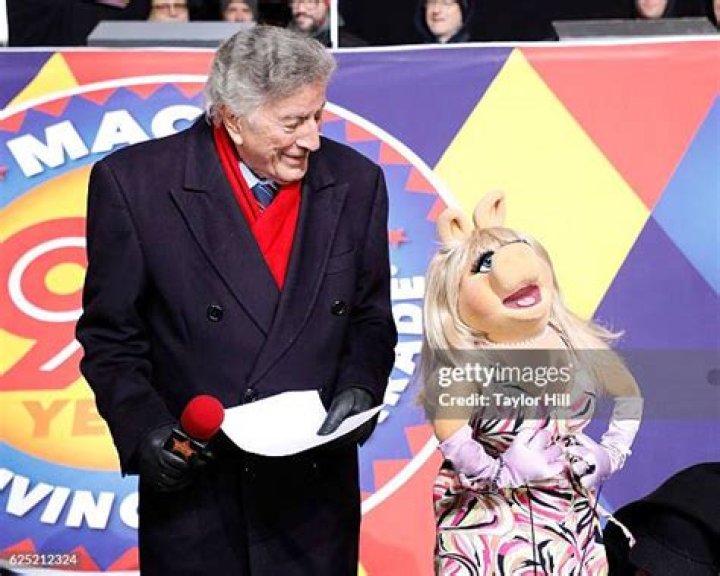 Tony Bennett and Miss Piggy at 2016's Macy's Day Parade